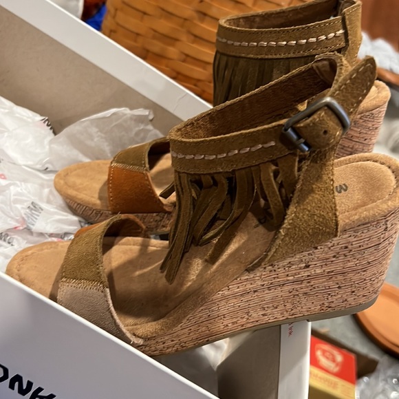 Minnetonka New in Box Poppy Sandal - Picture 2 of 6